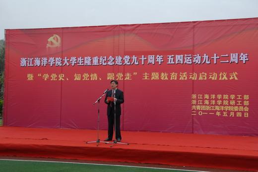 我与女朋友在一起一年了，但她从不主动约我，请问她究竟爱我吗游戏画面