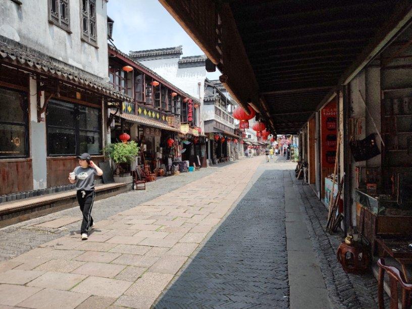 白色背心搭配粉色百褶裙，仙气甜美，简约日常又舒适，你觉得怎么样？游戏画面