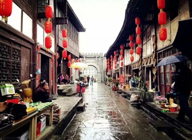 百年老站花式迎客，哈尔滨把交响乐搬进火车站